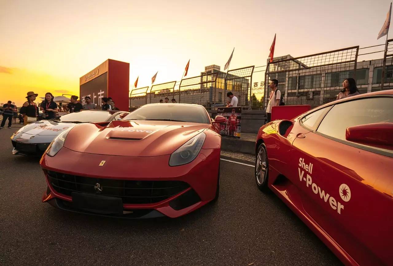 这是一场假的燃油发布会，现场全是法拉利*博兰**基尼等超豪