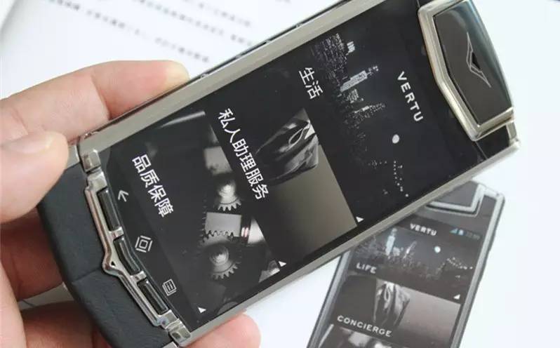 一台手机卖247万！刘强东戏言要亲自直升机配送的VERTU，竟“被破产”了？！