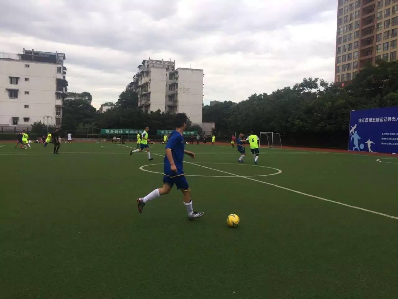 看足球运动员颜值,看见中国队出场小孩子激动