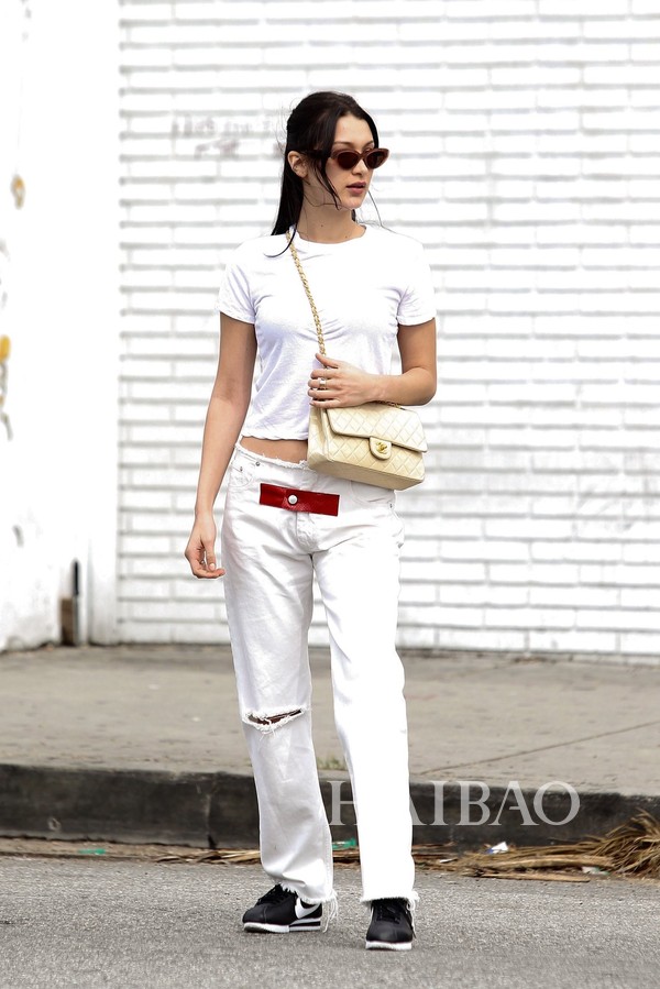 夏日质感型格还属Monochrome!傻脸娜、Gigi带头引领顺色搭配:“专一”这件事,在穿衣上同样有魅力!