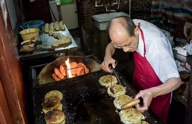 弄堂里的葱油饼，何必惊动BBC?