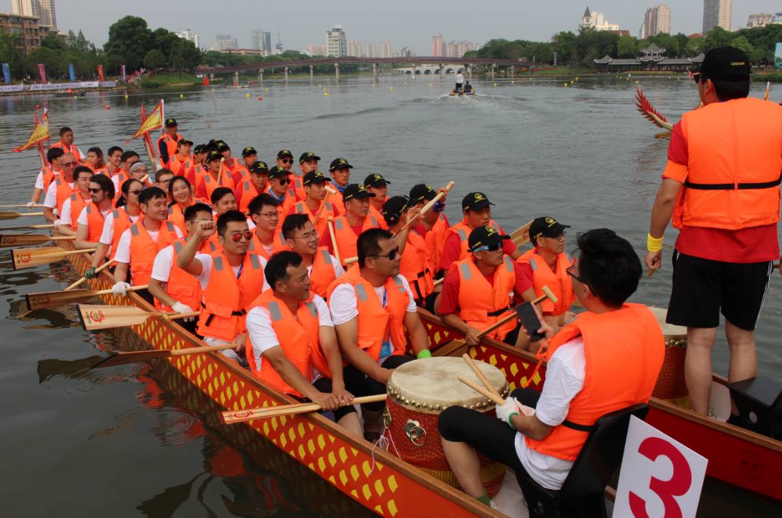 盘点国内龙舟比赛震撼场面一瞬间,中德龙舟赛
