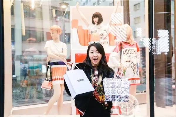 逛翻时装周之米兰站博主把最新款Moschino手机壳给你带回来了！