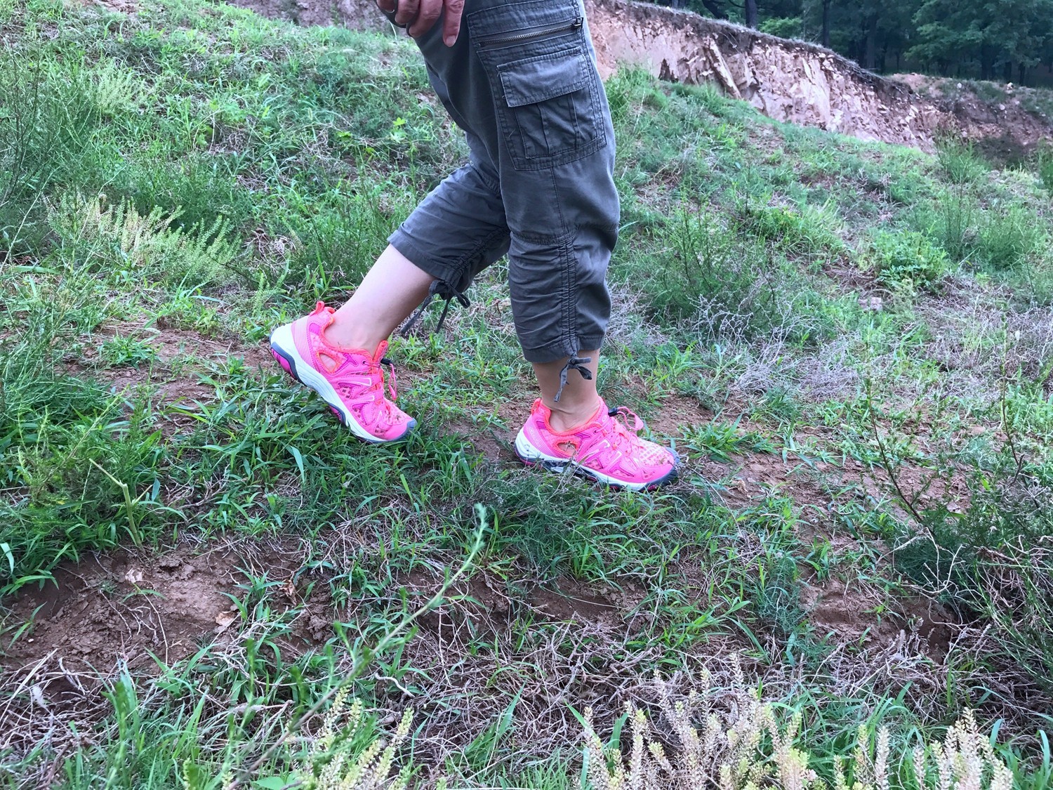 感受一份属于我的清凉——洛弛红Clorts户外溯溪鞋3H027D体验