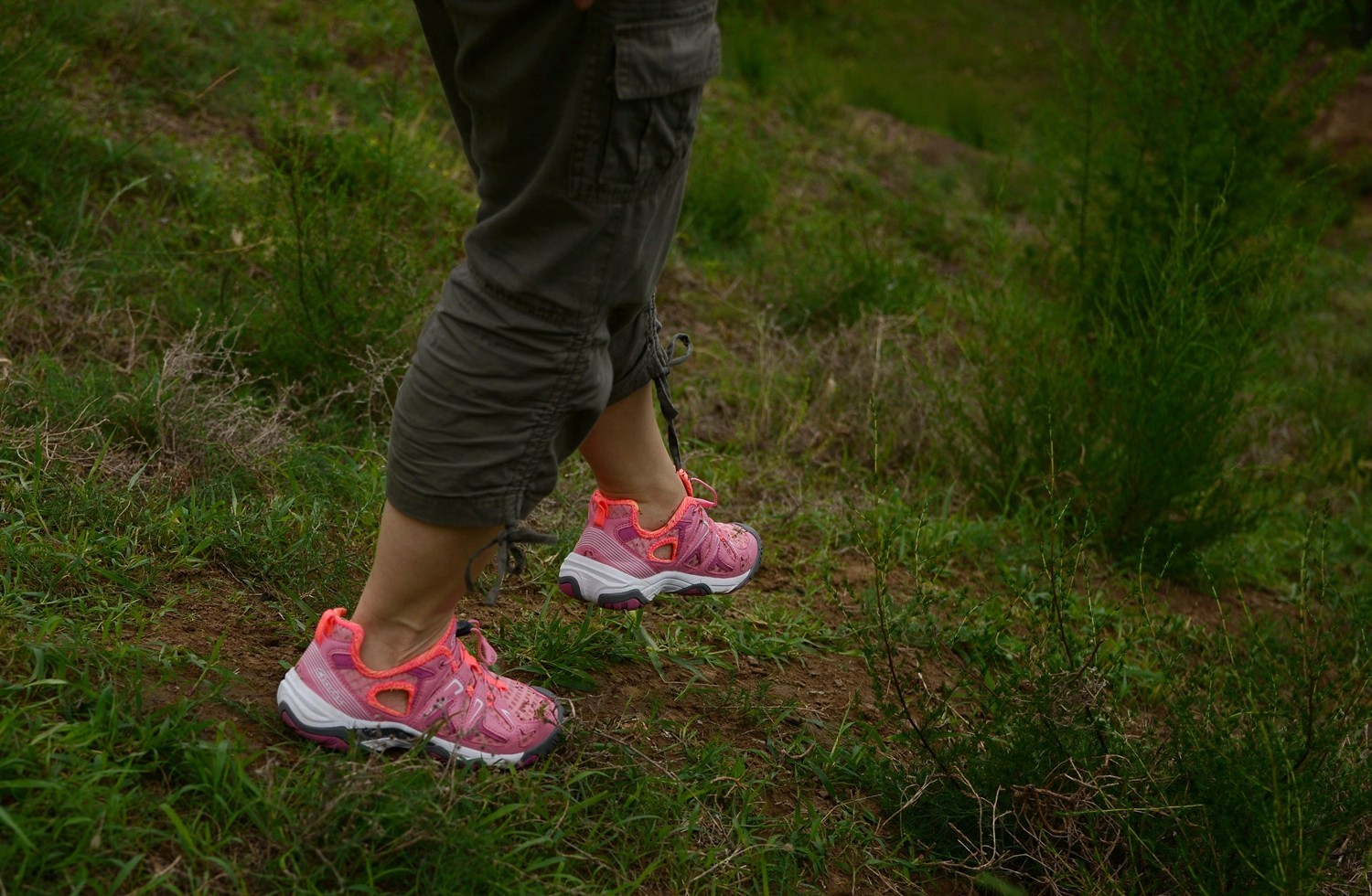 感受一份属于我的清凉——洛弛红Clorts户外溯溪鞋3H027D体验