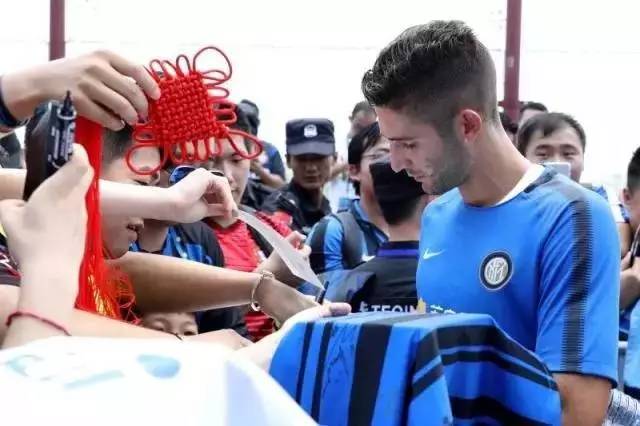 回到“娘家”南京，国米球星接连收到神秘东方礼物……