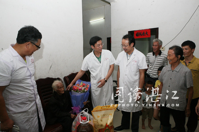 爱心人士冒雨送雨衣传递爱心,暖心为医护人员送爱心