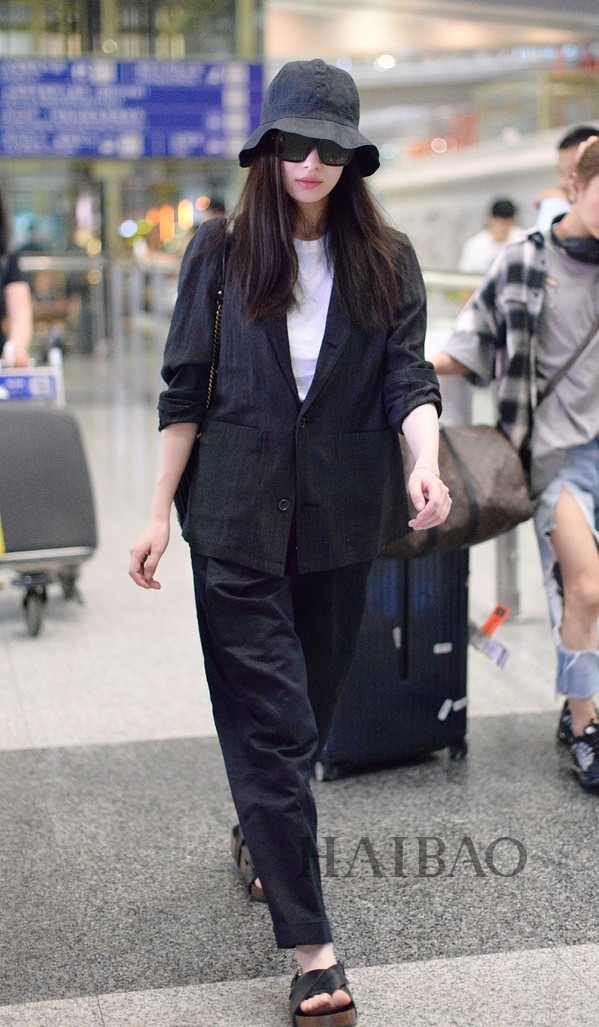 夏日质感型格还属Monochrome!傻脸娜、Gigi带头引领顺色搭配:“专一”这件事,在穿衣上同样有魅力!