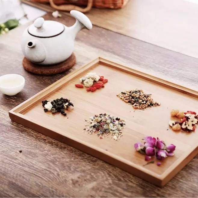 轻轻提起玫瑰花这三个字,就唇齿含香起来