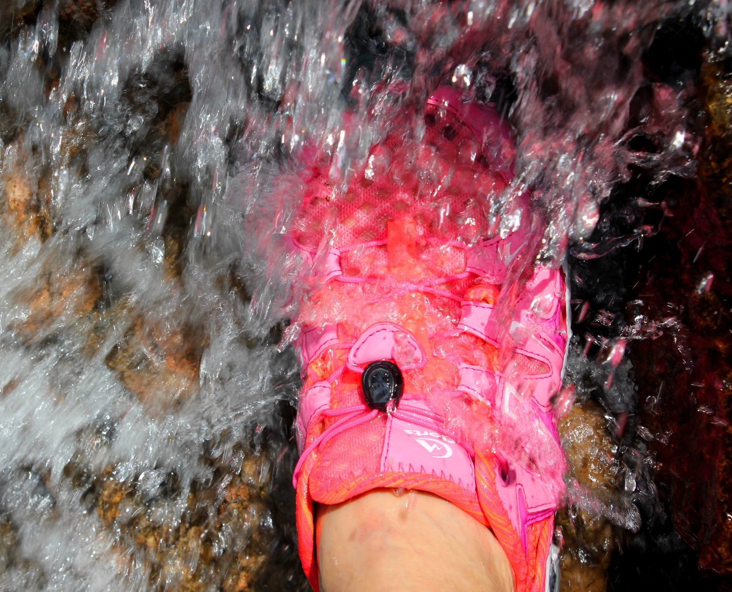 感受一份属于我的清凉——洛弛红Clorts户外溯溪鞋3H027D体验