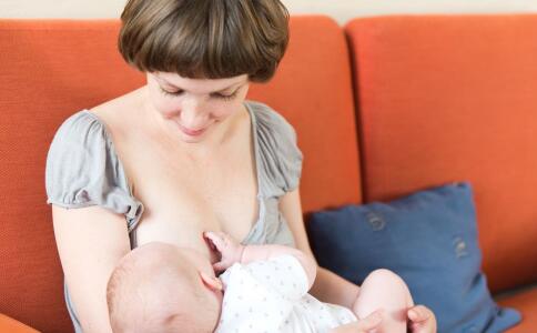 三个月宝宝大口大口吐奶怎么回事,三个月婴儿吃奶粉大口吐奶