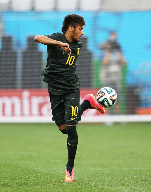 大巴黎2.2亿欧强挖内马尔？内少座驾可谓“平民”至极