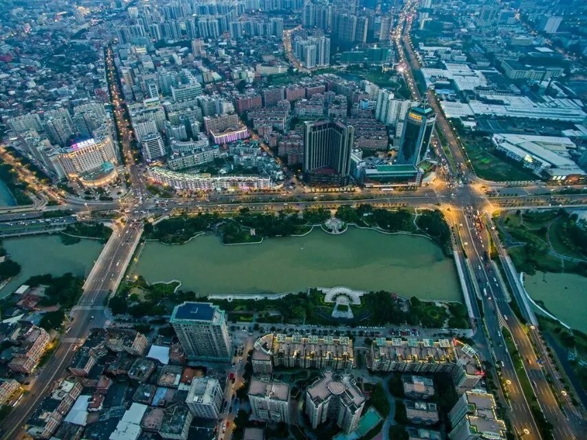 家在岁月变迁中的变化,家乡在不经意间变得越来越美