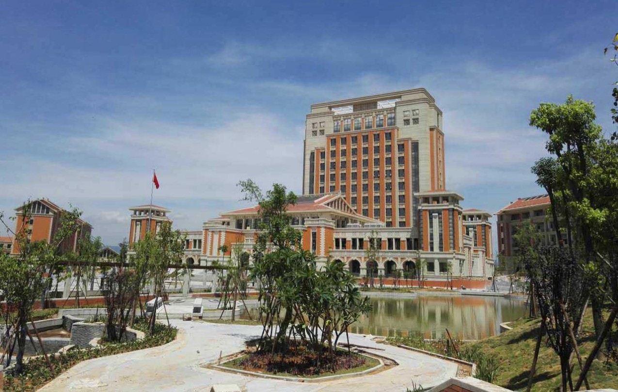 家在岁月变迁中的变化,家乡在不经意间变得越来越美