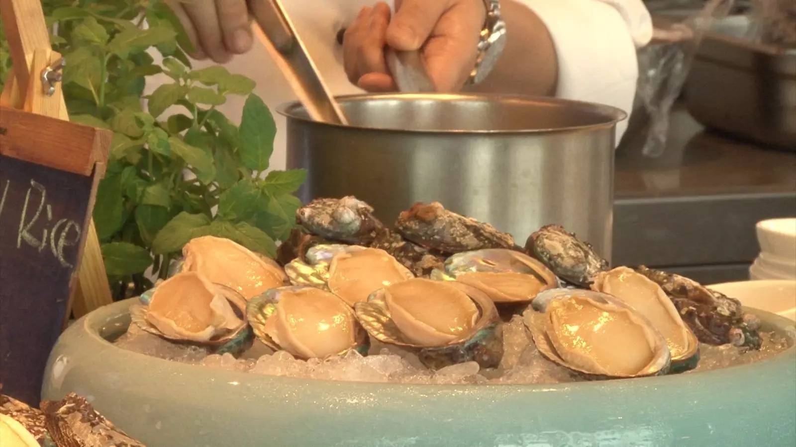 一家开在43楼的空中餐厅，去这里吃饭你得带上两个胃