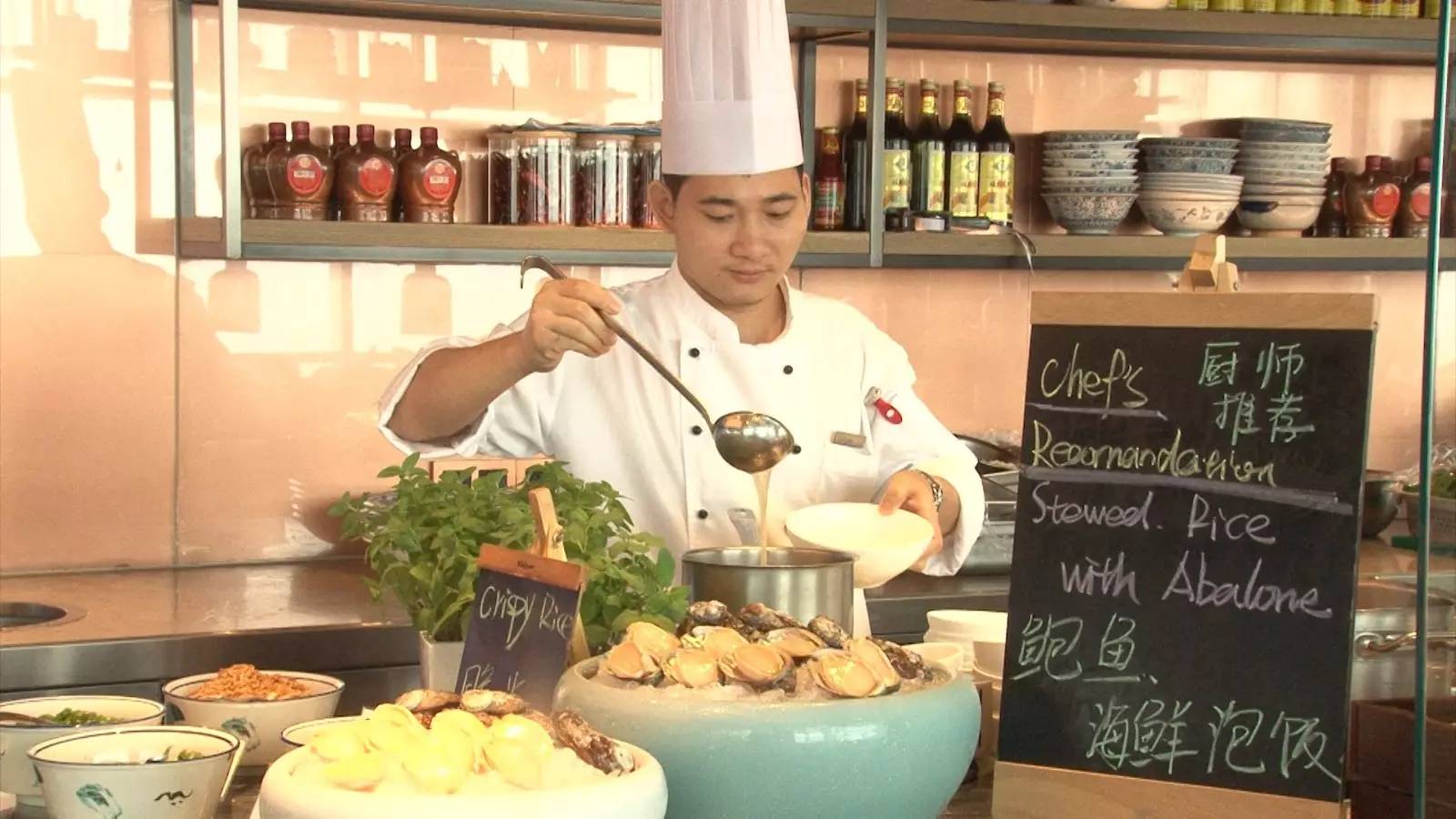 一家开在43楼的空中餐厅，去这里吃饭你得带上两个胃