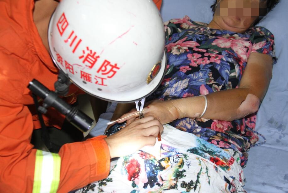 戒指卡手肿胀痛消防救援解难题,戒指卡住受伤手指消防及时排险