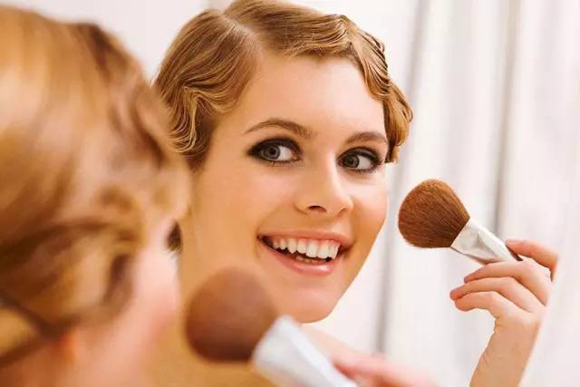 脸上有痘痘和痘印能用粉扑吗,化妆品过敏痘印怎么消除