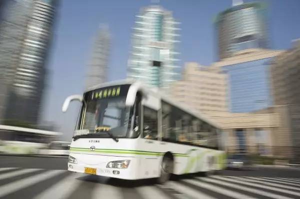 暑假“余额”不足！暑运高峰，坐飞机、火车、公交，这份便民礼包请收好