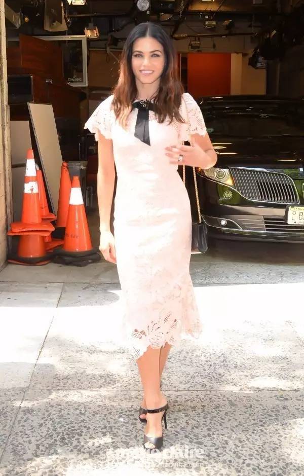 领口黑丝带搭得好时尚Icon，搭不好隔壁村服务员阿花