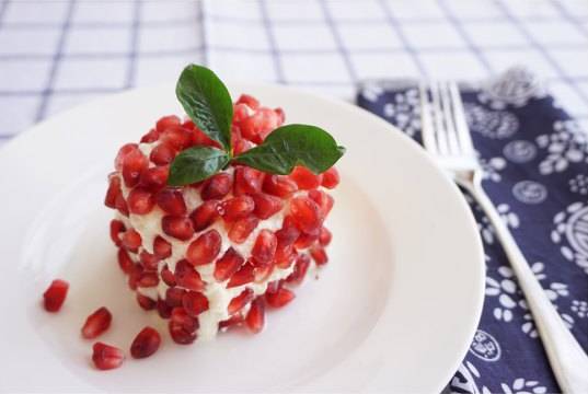 不用刀剥石榴怎么剥更快,怎么用手剥石榴剥得快