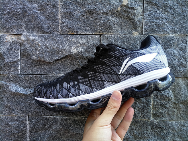 李宁如影随形,李宁跑鞋绝影雷