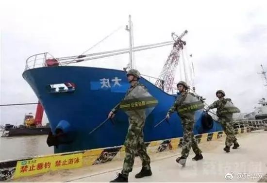 还有比这更尴尬的首次约会吗？女子捡屎被卡住