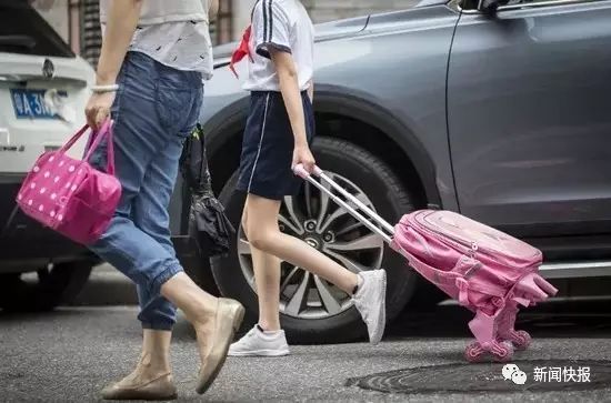 拉杆减负护脊书包中学生,拉杆书包小学生减负