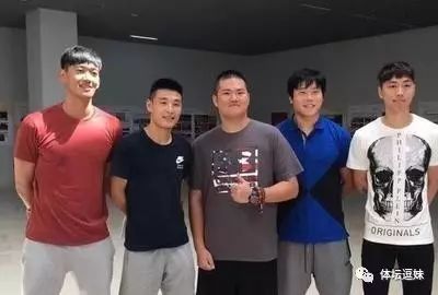 相拥而笑！不停赛不队长之笨马去哪了？