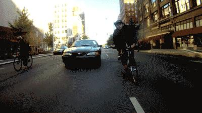 两轮摩托车比四轮的酷,两轮比四轮更浪漫