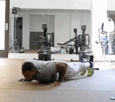 标准俯卧撑做10个都难该怎么提升,一个俯卧撑都做不了的女生