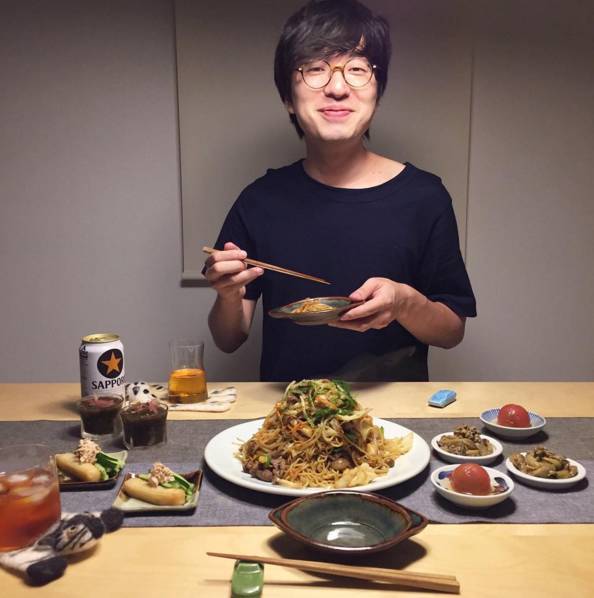 又双叒叕有一对日本小夫妻来花式撒狗粮了！只有吃到恋人用心做出的料理时才会笑得这么甜吧！