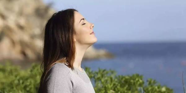 紧张深呼吸大喘气是怎么回事,紧张导致胸闷胸痛是什么原因