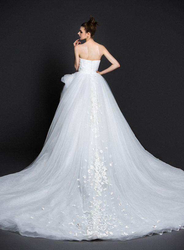 婚纱一般在哪里买比较好,买婚纱买什么款式好