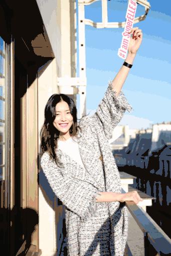 叹为观止！香奈儿把瀑布搬到了大皇宫！猜猜刘雯最近朋友圈发了什么？