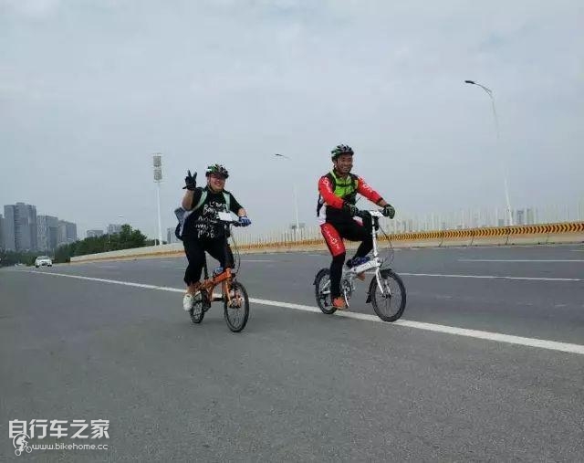 粉丝齐聚,欢畅骑行