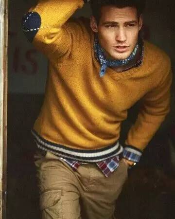 毛衣与衬衫的时髦搭配法,男士圆领蓝色毛衣搭配什么衬衫