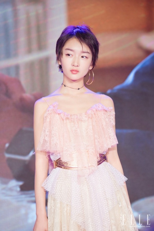 周冬雨戴超大珍珠耳环,周冬雨同款不对称耳环