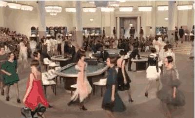 叹为观止！香奈儿把瀑布搬到了大皇宫！猜猜刘雯最近朋友圈发了什么？