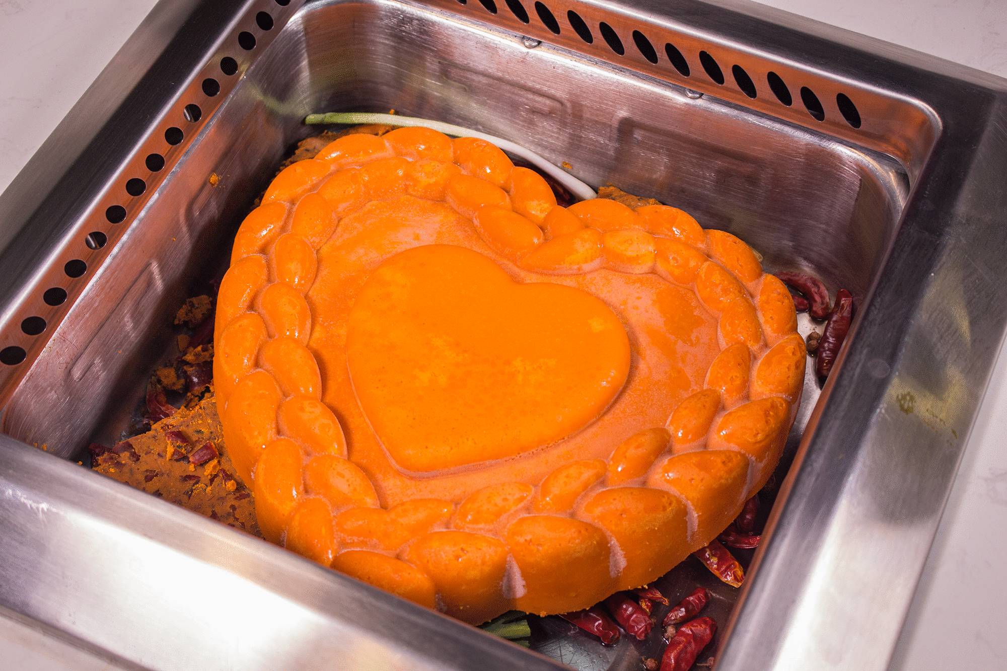 在逐渐降温的日子，你最需要吃一口火锅！重庆这些主题火锅店，你想去哪一家排队？