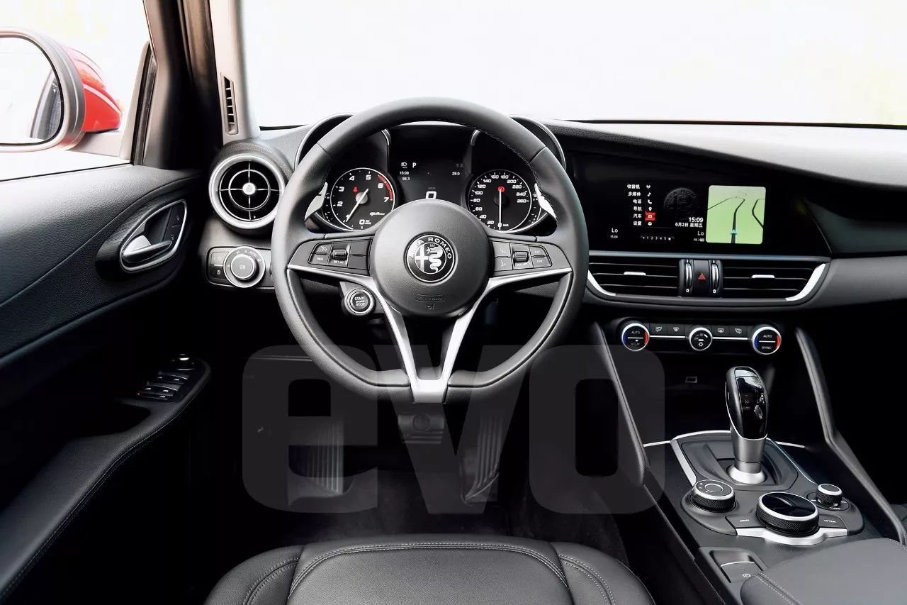 阿尔法罗密欧giulia暴力试驾,阿尔法罗密欧giulia试驾视角