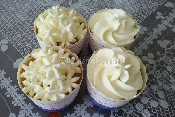 奶油纸杯蛋糕的烤箱做法,奶油纸杯蛋糕裱花装饰