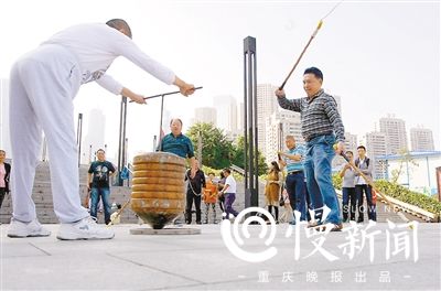 64公斤陀螺王4个壮汉才玩得转