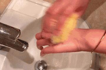 好痒啊！我除了能给你一个痒痒挠，还能给你一瓶身体乳！