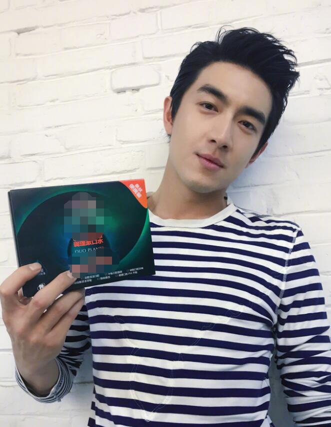 为何林更新要反穿5000元的衣服给漱口水打广告？