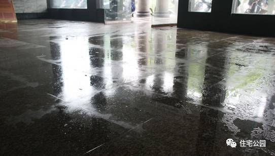 墙体发霉返潮的原因,墙体发霉返碱涂刷