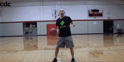 突破时防守人不往前抢怎么过人,面对重心低的防守人如何过人