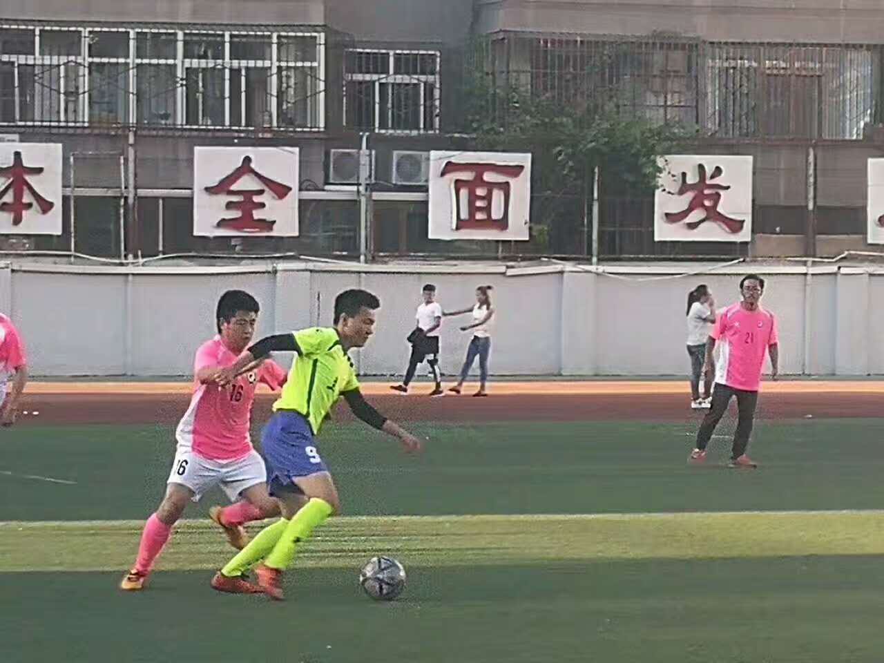 市二医院足球队在2017年第二届甘肃省卫生计生委系统“健康杯”足球赛中荣获季军