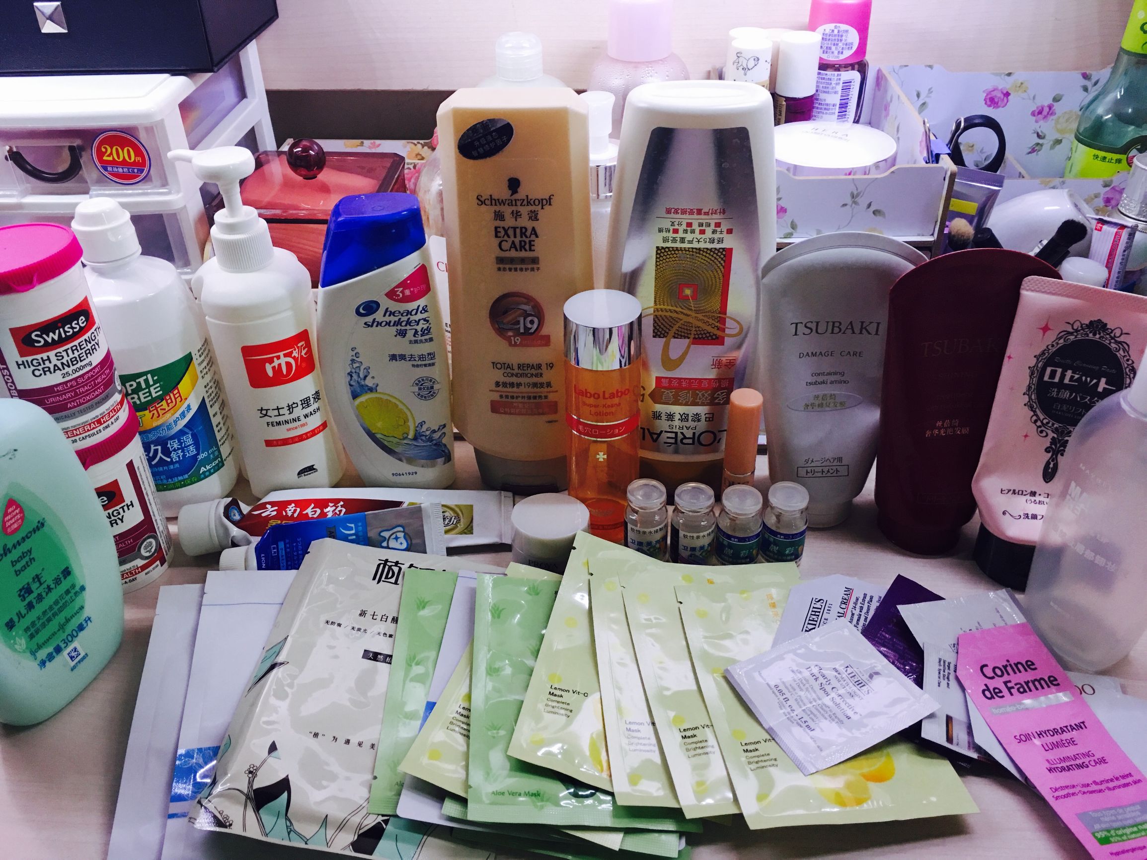 丢三拉四的一小堆空瓶