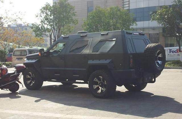 大妈开豪车被拦,大妈开1500万豪车上牌